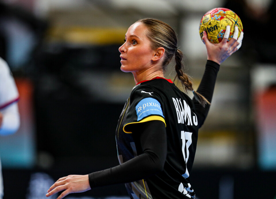 Silje Brøns Petersen med en bold i hånden i en kamp mellem Tyskland og Tjekkiet i december 2021