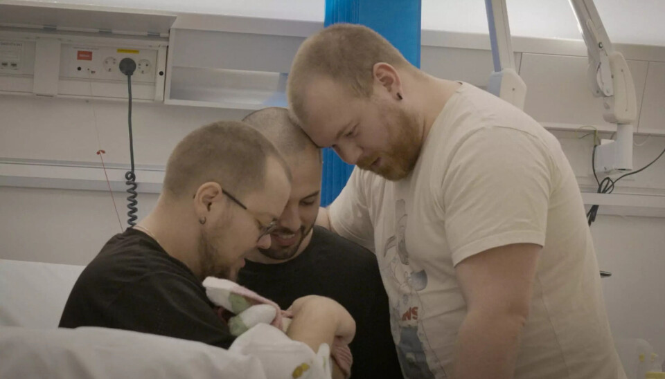 De tre fædre sidder på hospitalet med deres nyfødte datter.