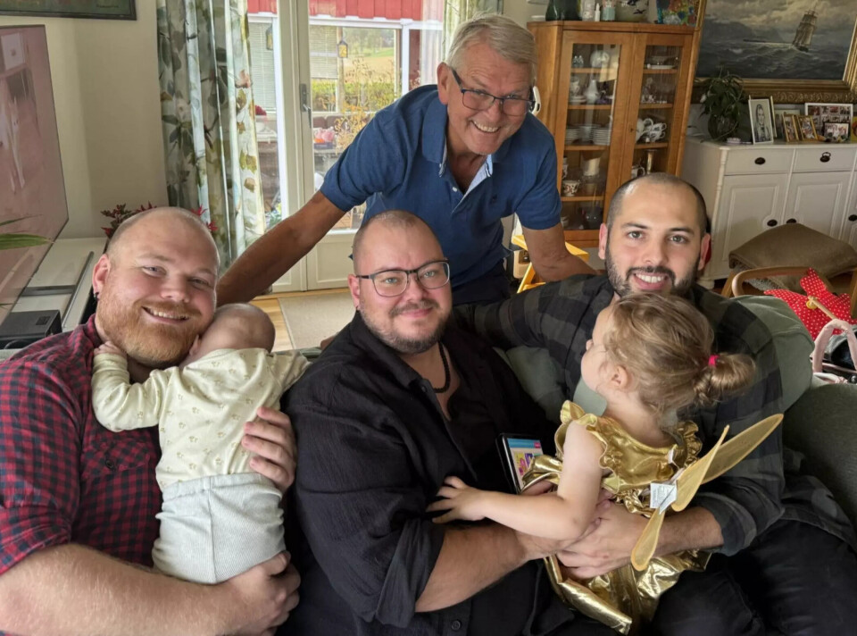 Hele familien og bedstefar hjemme i stuen.