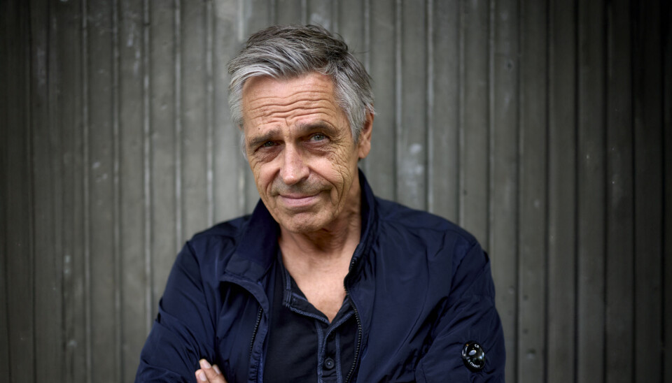 Michael Falch står med krydsede arme i en blå jakke.