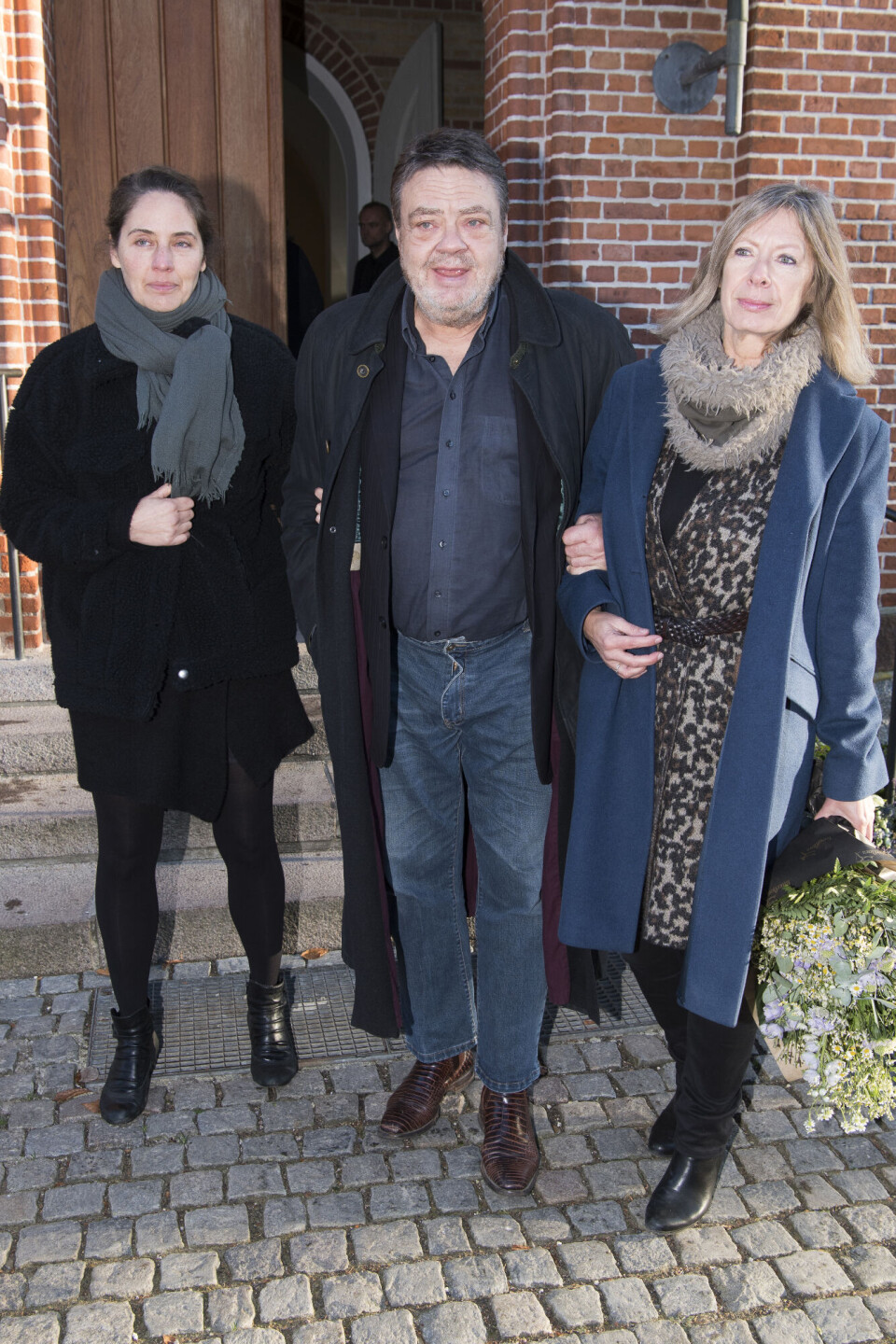 Her ses Tommy Kenter sammen med sin datter, Sarah Caroline Kenter, til venstre i billedet, og til højre står hans hustru, Janne Hiort.