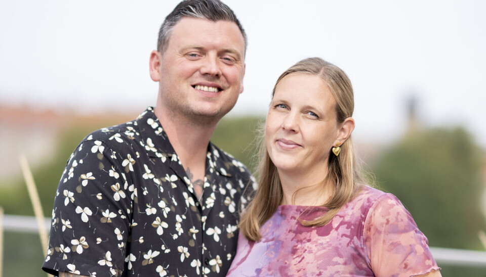 Roberr Hansen med sin gravide forlovede, Rikke, til pressedag på 'Robinson Ekspeditionen' 2025