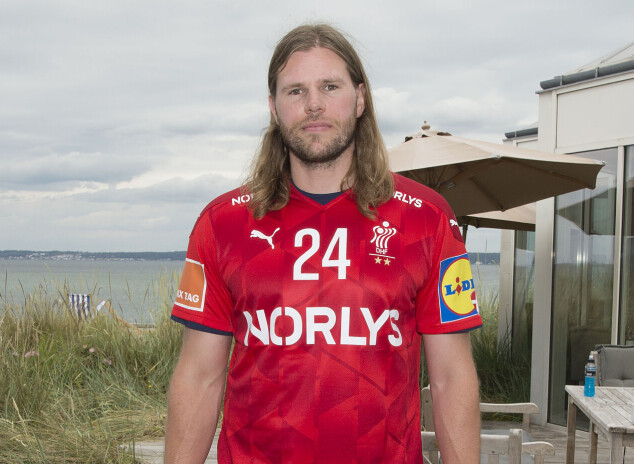 Se billederne: Korthåret Mikkel Hansen støttede den gode sag med sin far