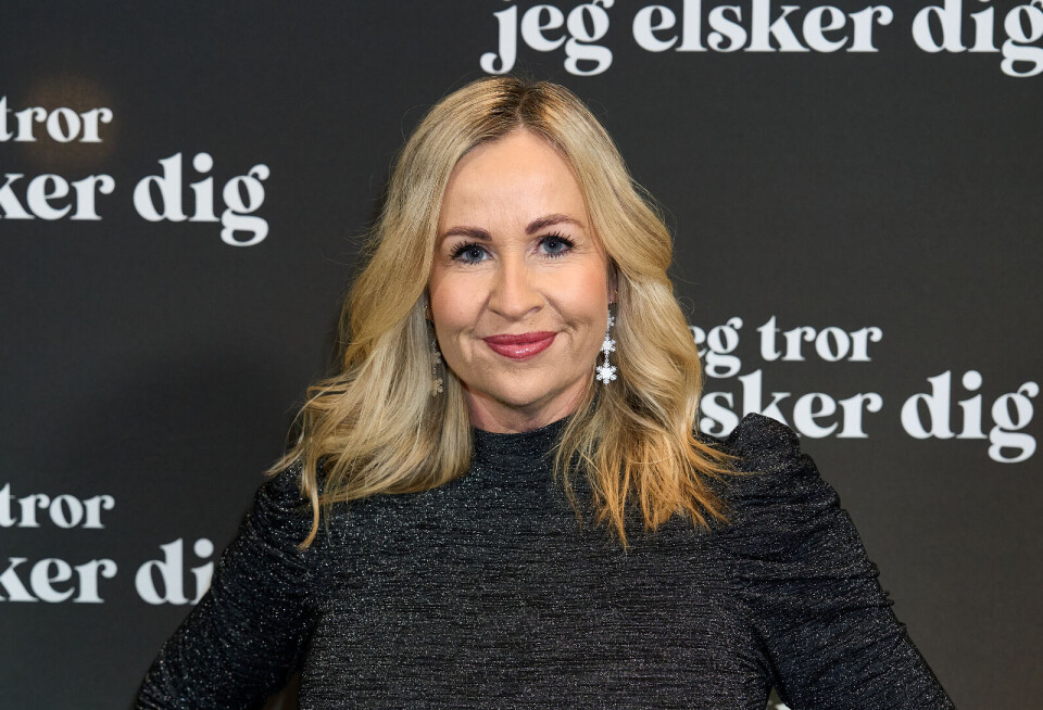 Joan Divine har kæresten med på den røde løber