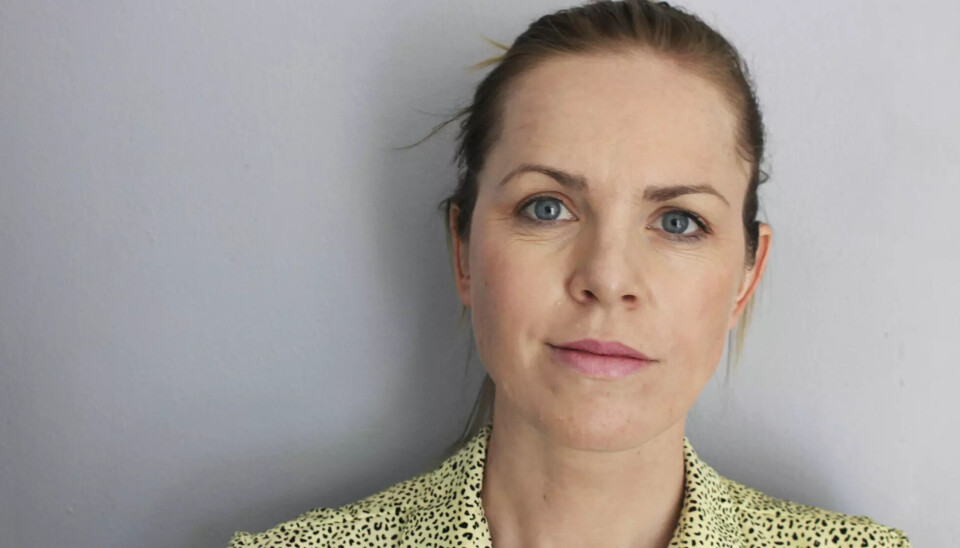 Marie Lunde med opsat hår kigger i kameraet.