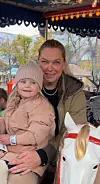 Katrine Memborg med sin datter i en karousel