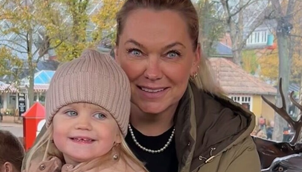 Katrine Memborg med sin datter i en karousel