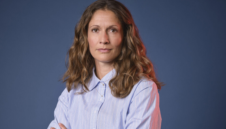 Forsker Maria Hybholt i blå skjorte kigger i kamera