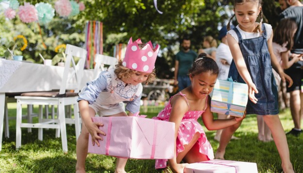 Min datters klasse vil indføre gavefri fødselsdage – jeg synes, at det er latterligt