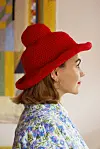 Den røde hat er fra strikkedesigner Sanne Burmeister.