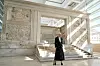 Dronningen foran det det mere end 2.000 år gamle fredsalter Ara Pacis, som blev brugt til ofringer og er et markant værk inden for romersk kunst og arkitektur.