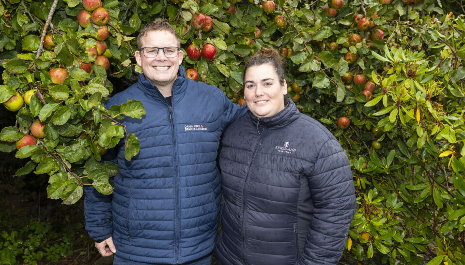 Rasmus og kæresten Carina foran et æbletræ