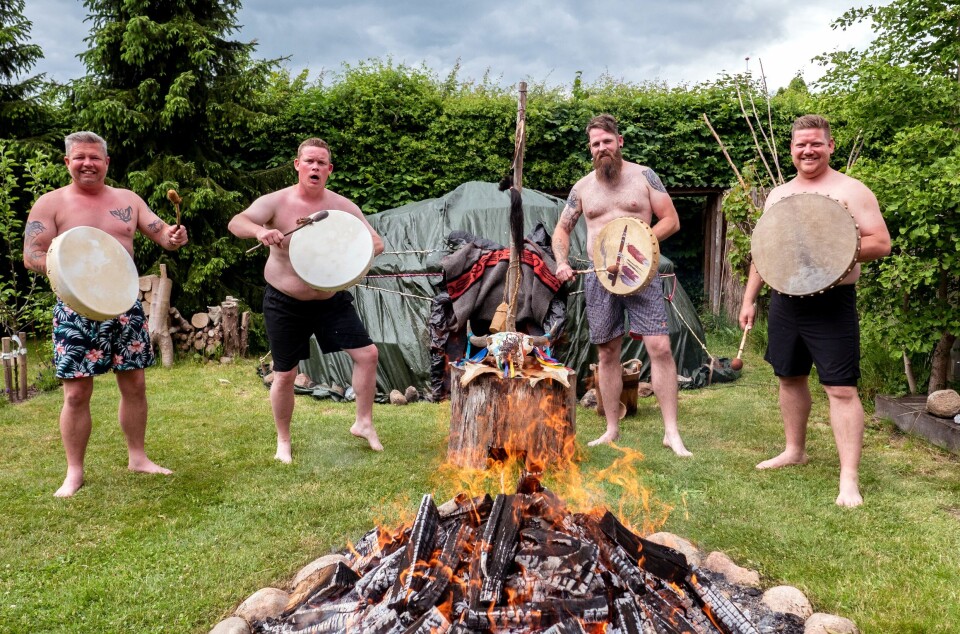 Billede af Julle fra programmet Rigtige mænd, hvor han står foran en bål med tromme i hånden.