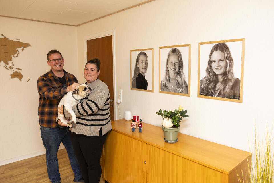 Parret står med deres franske bulldog Rosa i favnen.