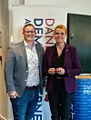 Rasmus til partimøde i Danmarksdemokraterne med formanden Inger Støjberg.