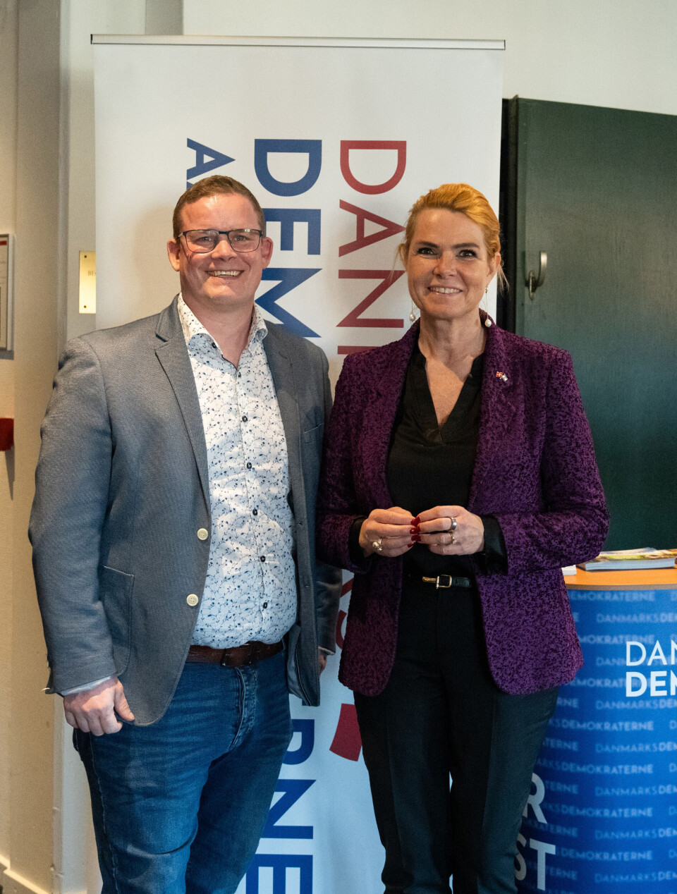 Rasmus til partimøde i Danmarksdemokraterne med formanden Inger Støjberg.