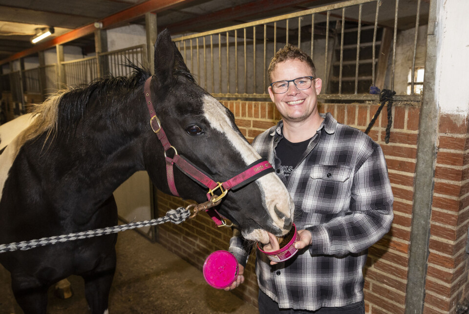 Rasmus står sammen med sin hest, Tøsen.