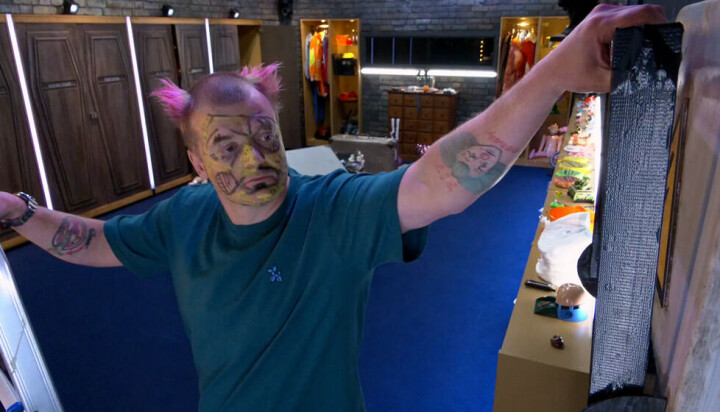 Tobias Dybvad går all in på halloween: Røv-uhyggeligt!