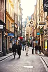 Der er godt med turiser i Västerlånggatan i Gamla Stan, for gaden huser masser af hygge­lige butikker – og en del mere turistede. Julepynt med svensk touch finder du hos Handkraft Swea i Västerlånggatan. Skal der gaver med hjem til de små? Så er Theodore’s Home en oplagt. forretning.