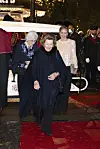 Dronning Sonja træder ud på den røde løber.