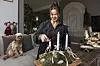 Ditte Julie tænder adventskransen.