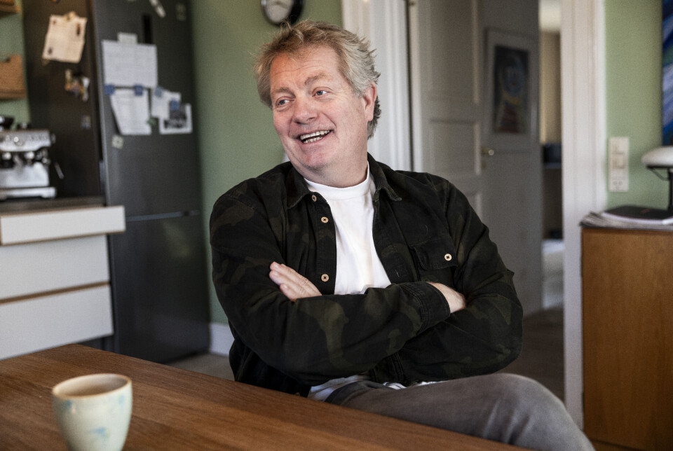 Billede 4 - Troels sidder ved sit køkkenbord.