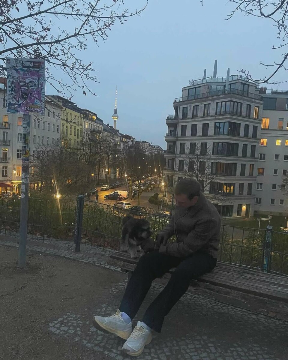 Billede 8 - Hunden Hermann er blevet et naturligt centrum i Mathias Gidsel og kæresten Katrine Kirkelunds liv, da de ikke har fået børn endnu. Hermann er med både på hjemmebane i Berlin, hvor parret bor og Mathias spiller for klubben Füchse Berlin, og når de slapper af i deres sommerhus i Danmark.