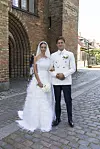 Hannah Hovmand og Nicolai Zobel begge klædt i hvidt ude foran kirken.