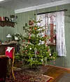 Et pyntet juletræ står i en stue