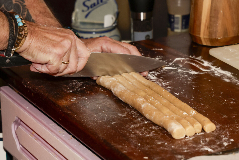Billede 3 - steen skærer pebernødder ud fra dejen.