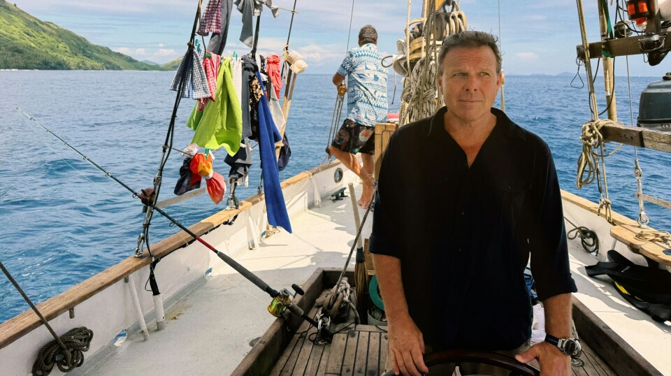 Billede 4 - Mikkel sidder på båden med en sort skjorte på.