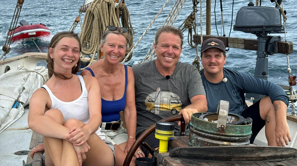 Billede 8 - Familien sidder på båden og smiler ind i kameraet.