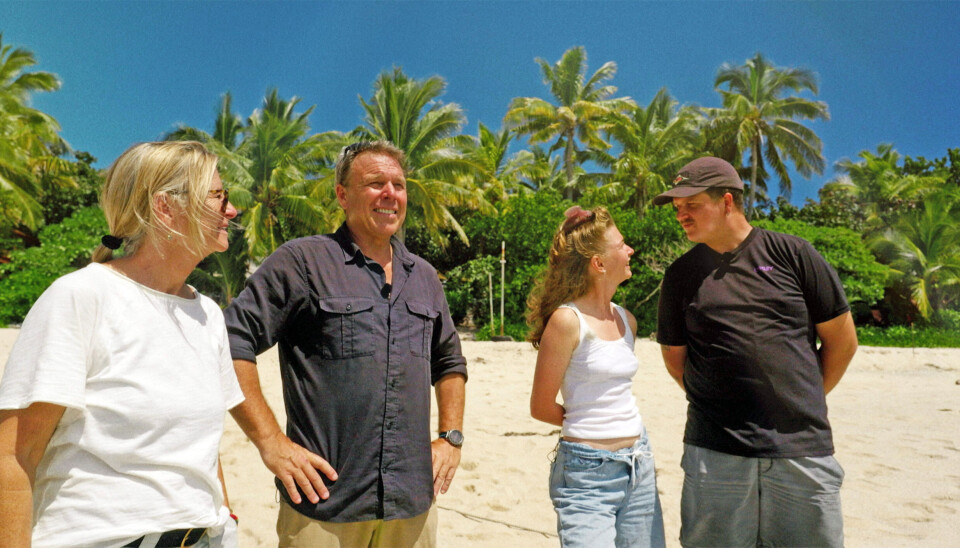 Billede 10 - Familien står på en strand.