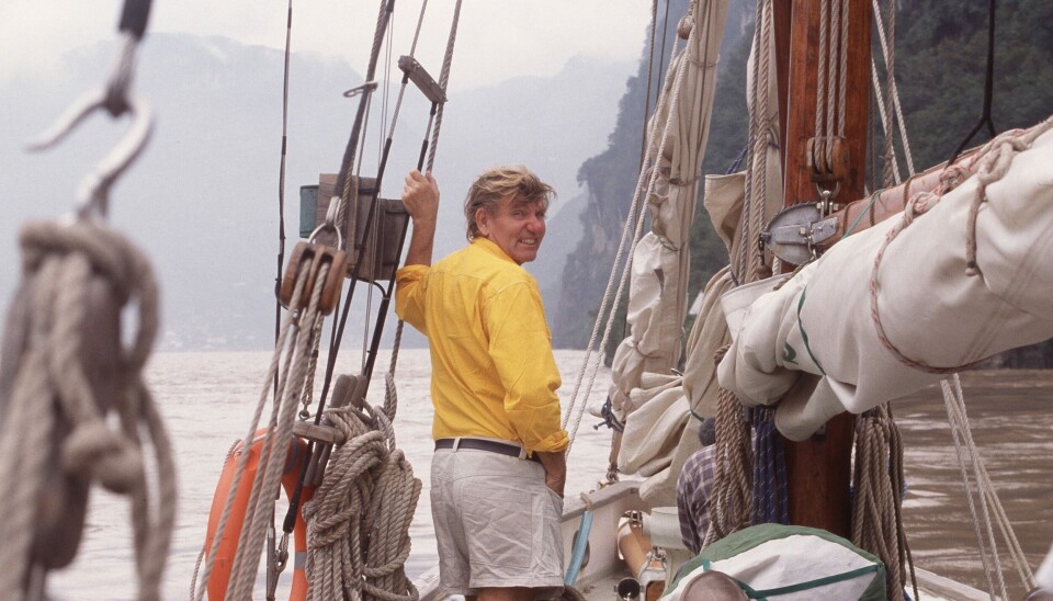 Billede 12 - Troels Kløvedal står på båden.