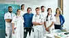 Billede af hele holdet bag tv-serien i hvide sygeplejerskeuniformer.