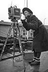 Annelise Reenberg (1919-1994) var filmfotograf og senere både manuskriptforfatter og instruktør på en lang række danske folkekomedier, bl.a. 'Baronessen fra benzintanken', 'Frk. Nitouche' og 'Min søsters børn'. Hun er desuden storesøster til skuespilleren Jørgen Reenberg. Annelise Reenberg (1919-1994) was a cinematographer and later both screenwriter and director on a wide range of Danish popular comedies. Among others 'The Baroness from the Gas Station', 'Mrs. Nitouche' and 'My sisters children'. Furthermore she is the sister of actor Jørgen Reenberg.