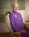 Dronning Margrethe iklædt en lilla kjole med marguerit broche på.