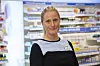 FUGTGIVENDE CREME: Farmaceut Kari Skaug Fredrikson i Apotek 1 råder til at påføre en fugtgivende creme før sengetid.
