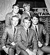 Brian Wilson sammen med resten af gruppen Beach Boys iklædt jakkesæt.