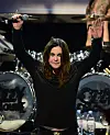 Ozzy Osbourne klædt i sort med en sort eyeliner og langt, mørk hår.