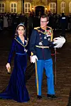 Prinsesse Marie, 49, bar for andet år i
træk sin midnatsblå velourkjole fra
Rikke Gudnitz, mens prins Joachim
traditionen tro var i Hærens gallauniform. Til gengæld havde den 56-årige
prins for første gang valgt at beholde
sine briller på ved ankomsten.