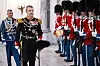 Ved ankomsten inspicerede kongen æreskommandoen fra livgarden, der var
i rød galla.