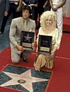 Sylvester Stallone og Dolly Parton der hver får tildelt en stjerne på Walk of Fame i Hollywood.