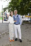 Mark Worsten med Pernille til Reality Awards Sommerfest 2025. Mark iklædt en blå vest og Pernille i en blomstret buksedragt.