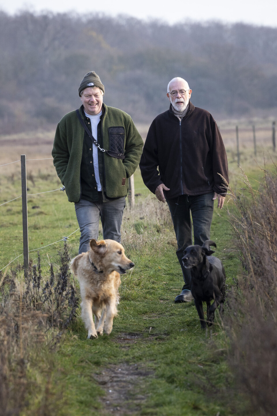 Billede 6 - Troels er ude at gå en spadsertur med sin ven John og sin hun Wilmer og hundens bedste ven Rita