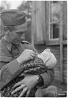 En svensk soldat tager sig kærligt af et lille nyevakueret barn i Haparanda 1944.