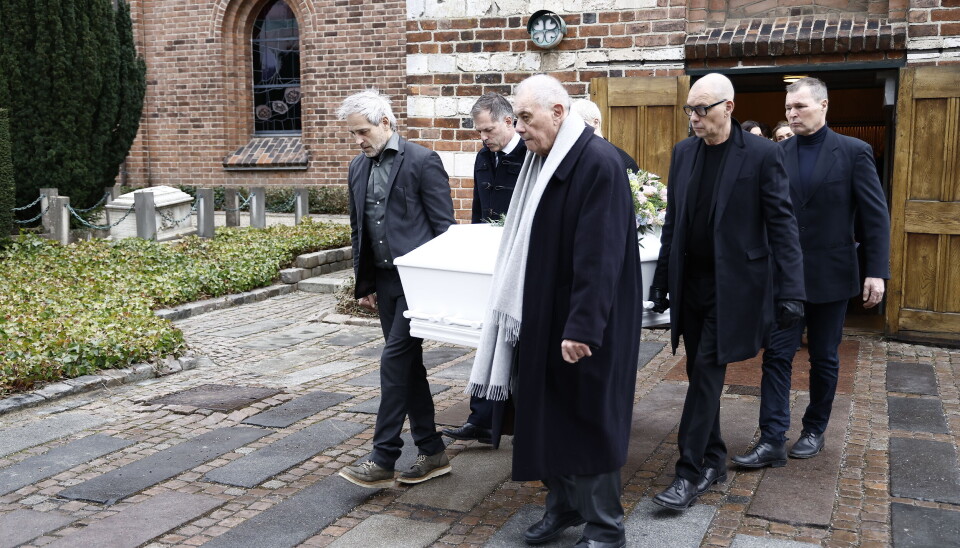 Hjerteskærende afsked: Oliver Bjerrehuus bar sin mors kiste