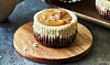 Lækre, små cheesecakes med mørk kiksebund og karamel