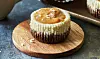Små cheesecakes med mørk kiksebund og karamel.