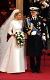 Den hollandske
kronprins Willem
Alexander giftede
sig i 2002 med
den borgerlige argentinske Máxima
Zorreguieta. Máxima var i en smuk
Valentino-kjole
med høj hals syet
i elfenbensfarvet
Mikadosilke, og
slæbet var fem meter langt og pyntet
med baner af smuk
blonde.